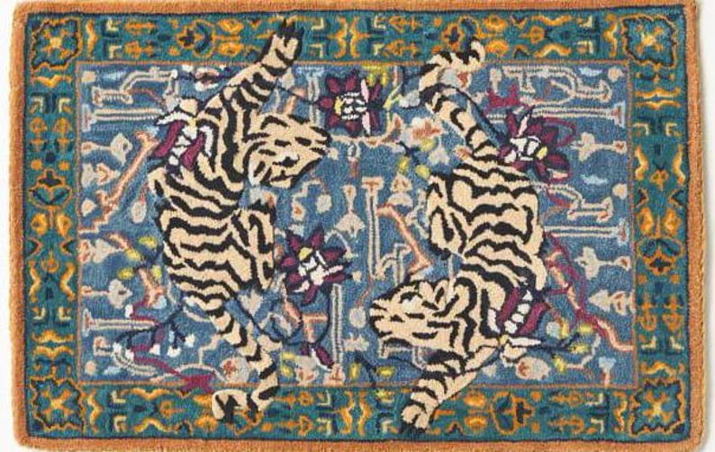 Handgjord ullmatta med tigermotiv | Orientaliskt inspirerad matta med djurmotiv | Blå och blågrön hantverksmatta bild 3
