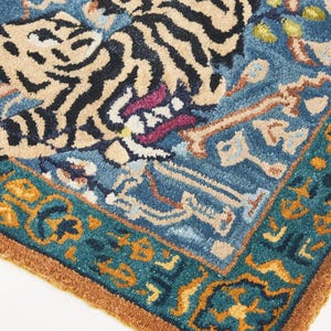 Handgjord ullmatta med tigermotiv | Orientaliskt inspirerad matta med djurmotiv | Blå och blågrön hantverksmatta bild 2