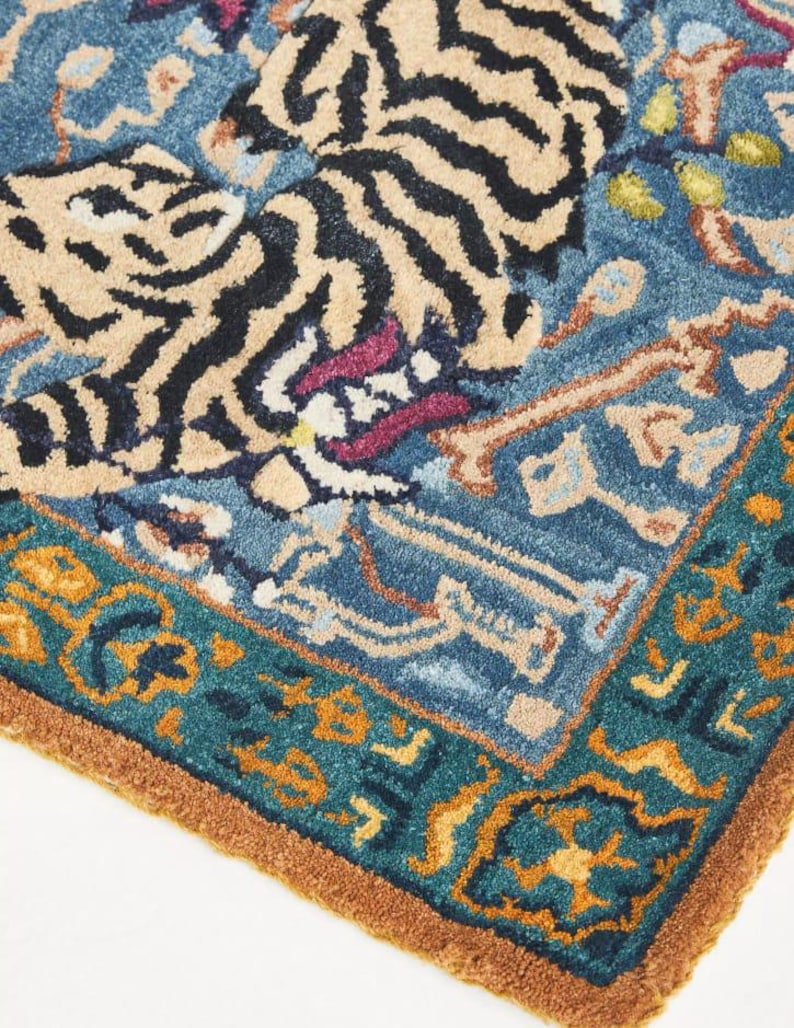 Handgjord ullmatta med tigermotiv | Orientaliskt inspirerad matta med djurmotiv | Blå och blågrön hantverksmatta bild 2
