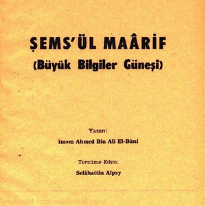 Puede incluir: Una cubierta de libro amarilla con el título "ŞEMS'ÜL MAARİF (Büyük Bilgiler Güneşi)" en texto negro. El autor figura como "imam Ahmed Bin Ali El-Búni" y el traductor como "Selahattin Alpay". El libro fue publicado por "SEDEF YAYINEVİ" en 1979.