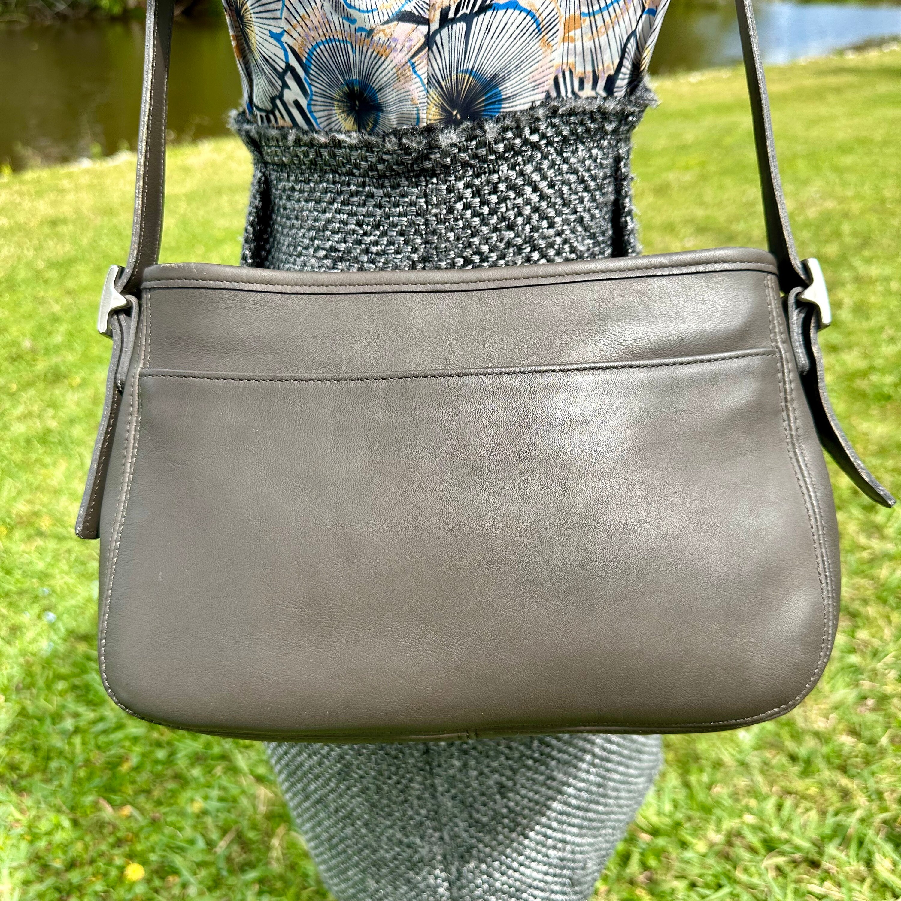Coach Vintage 1998 Chelsea Zip Crossbody Bag Gray Leather Coach Vintage 1998 Chelsea Zip Crossbody Bag Gray Leather