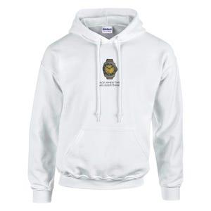 Könnte beinhalten: Weißer Kapuzenpullover mit Fronttasche und Kordelzug. Der Pullover zeigt eine Grafik einer gold-schwarzen Uhr mit dem Text "ACK WHEN TIMI VAS EVERYTHING" darunter.