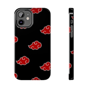 以下が含まれることがあります： 黒色の携帯電話ケース。赤い雲の模様が白の縁取りで描かれています。ケースは光沢仕上げで、カメラ用の切り抜きがあります。側面図はケースの厚さとボタン配置を示しています。