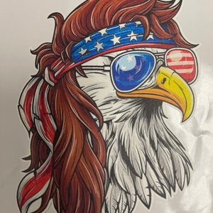 Puede incluir: Una ilustración de dibujos animados de un águila calva con gafas de sol y una bandana roja, blanca y azul. El águila tiene un peinado mohawk y mira hacia la derecha.