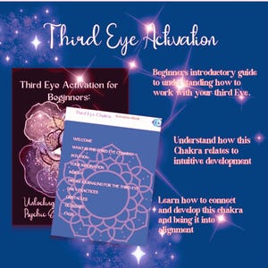 Puede incluir: Una guía ilustrada titulada "Third Eye Chakra Activation eBook" en morado y azul con el texto "Bienvenido, ¿Qué es el chakra del tercer ojo?, Intuición, Tu imaginación, Perspicacia, Diario de sueños para el tercer ojo, Prácticas diarias, Obstáculos, Glosario, Preguntas frecuentes". La guía está abierta a una página con un diseño de mandala morado y azul. La guía está sobre un fondo azul con estrellas blancas.