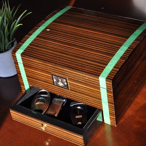 Cigar Star Humidor handgefertigt aus Ebenholz und Tamo Esche Inlay. In der Schublade von Boveda können bis zu 50 Zigarren aufbewahrt werden