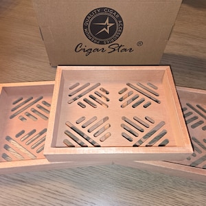 Może przedstawiać: Trzy drewniane tace z wzorem kratowym. Tace są ułożone jedna na drugiej. Na górnej tacy widnieje napis "Cigar Star".