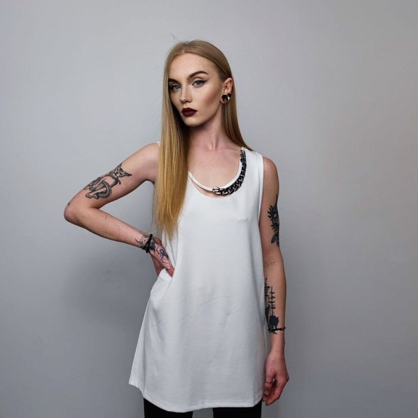 Chain attachment sleeveless top silky tank top crew neck high fashion t-shirt necklace attachment vest glam rock jumper in white