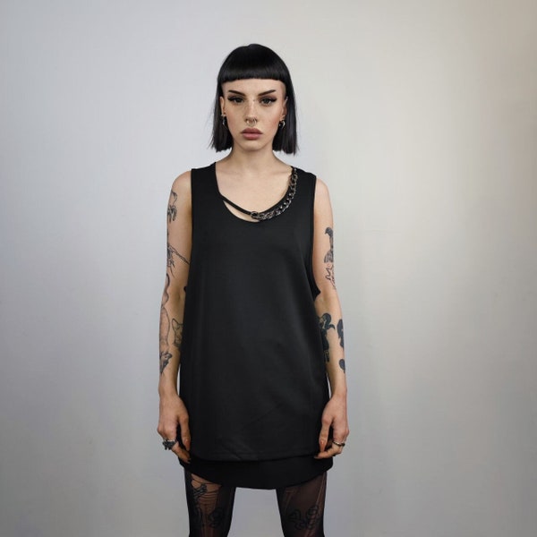 Chain attachment sleeveless top silky tank top crew neck high fashion t-shirt necklace attachment vest glam rock jumper in black