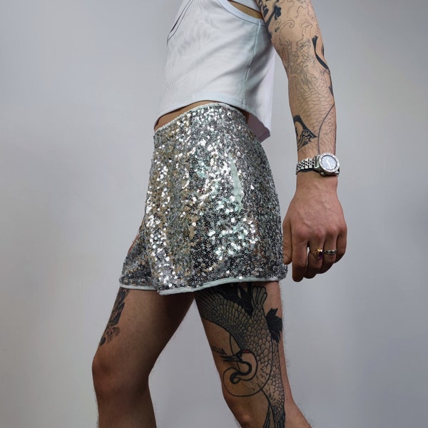 Short à sequins argentés Pantalon à paillettes Pantalon de fête à taille élastique scintillante Pantalon de jogging court glam rock orné de bas en gris métallisé