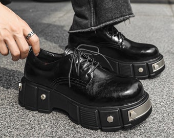 Metall überzogene Plateau Schuhe High Fashion dicke Sohle Stiefel kantige Kunstleder Laufsteg Gothic Brogues Traktorsohle Punk Rock Turnschuhe in schwarz