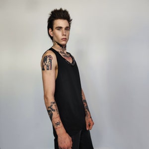 Chain attachment sleeveless top silky tank top crew neck high fashion t-shirt necklace attachment vest glam rock jumper in black