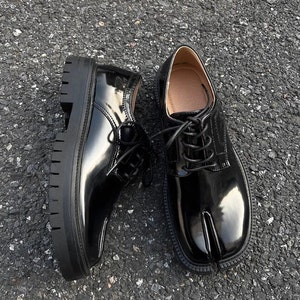 Split toe Tabi shoes high fashion unisex platform shoes edgy faux leather boots grunge catwalk brogues Gothic boots Japanese shoes in black