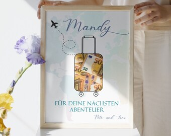 Può includere: Una stampa incorniciata con uno sfondo blu chiaro e un design di mappa del mondo. La stampa presenta una valigia di cartoni animati piena di banconote da 50 euro. Il testo "Mandy" è in cima alla stampa, e il testo "Für deine nächsten Abenteuer Pete und Tim" è in fondo.