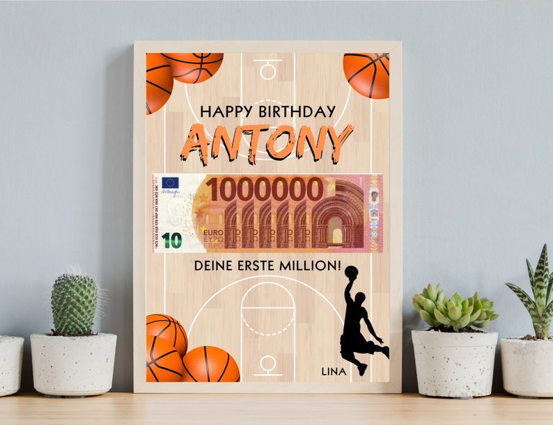 Puede incluir: Una tarjeta de cumplea&ntilde;os con tem&aacute;tica de baloncesto. La tarjeta presenta una cancha de baloncesto con un jugador de baloncesto, una gran cantidad de dinero y el texto "Happy Birthday Antony 1000000 Deine Erste Million!"