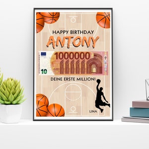 Puede incluir: Una tarjeta de cumplea&ntilde;os con tem&aacute;tica de baloncesto. La tarjeta presenta una cancha de baloncesto con un jugador de baloncesto haciendo un mate, una pelota de baloncesto y un billete de 100.000 euros. La tarjeta dice "Happy Birthday Antony" y "Deine erste Million!" que se traduce como "&iexcl;Tu primer mill&oacute;n!"
