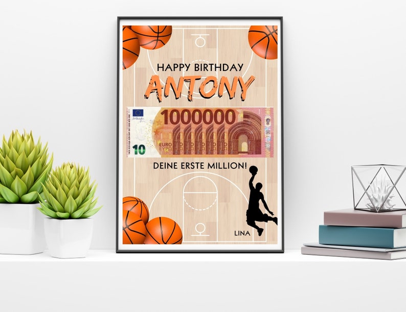 Puede incluir: Una tarjeta de cumplea&ntilde;os con tem&aacute;tica de baloncesto. La tarjeta presenta una cancha de baloncesto con un jugador de baloncesto haciendo un mate, una pelota de baloncesto y un billete de 100.000 euros. La tarjeta dice "Happy Birthday Antony" y "Deine erste Million!" que se traduce como "&iexcl;Tu primer mill&oacute;n!"