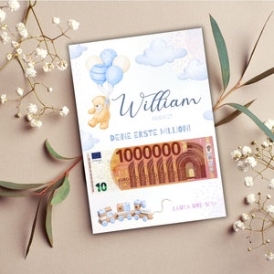 Op de afbeelding: Een blauwe en witte teddybeer die ballonnen vasthoudt vliegt over een biljet van &euro; 100.000 met een trein die houten blokken vervoert. De kaart luidt "William, deine erste Million!" (William, je eerste miljoen!) en "Laura und Sem" (Laura en Sem).