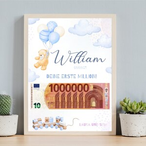Op de afbeelding: Een lichtblauwe en witte babyshowerkaart met een teddybeer die ballonnen vasthoudt. De kaart zegt "William" en "Deine erste Million!" met een groot biljet van 1000000 euro op de achtergrond.