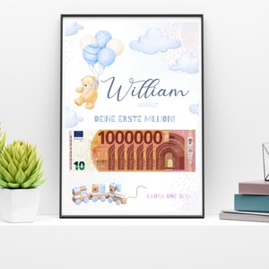 Op de afbeelding: Een blauwe en witte babyshower-cadeaukaart met een teddybeer die ballonnen vasthoudt, een briefje van 10 euro en een speelgoedtrein. De kaart zegt "William 03/08/22 Deine erste Million!" en "Laura und Sem".