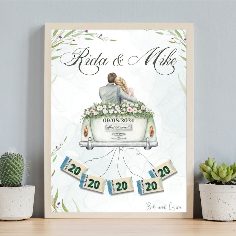 Op de afbeelding: Een geldgeschenkdoos voor een bruiloft met een aquarelillustratie van een stel in een vintage auto met de tekst "Rida & Mike" en "09/08/2024 Just Married". De auto is versierd met bloemen en heeft vijf gleuven voor bankbiljetten.