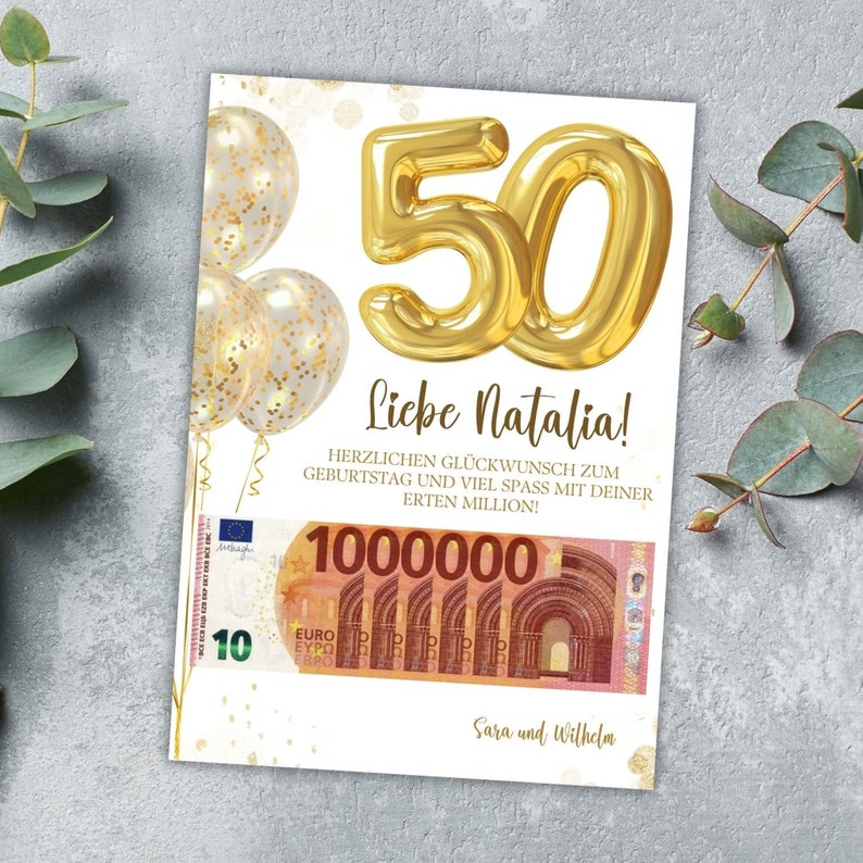 K&ouml;nnte beinhalten: Eine wei&szlig;e Karte mit goldenen Ballons und der Zahl 50 in Gold. Die Karte sagt "Liebe Natalia!" und "Herzlichen Gl&uuml;ckwunsch zum Geburtstag und viel Spass mit deiner ersten Million!"  Die Karte hat auch ein Bild eines 10-Euro-Scheins mit der Nummer 1000000 darauf. Die Karte ist signiert "Sara und Wilhelm."