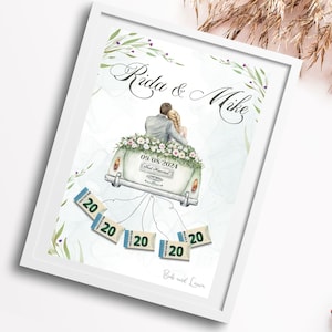 Op de afbeelding: Een aquarel-illustratie van een trouwkaart met een stel in een vintage auto. De auto is versierd met bloemen en de datum "09.08.2024" staat aan de zijkant. De namen "Rida & Mike" staan bovenaan de kaart. De kaart heeft een lichtblauwe achtergrond met groene bladeren en bloemen. Er hangen vijf blauwe geld enveloppen aan de auto met het nummer "20" erop. De tekst "Bob en Laura" staat onderaan de kaart.