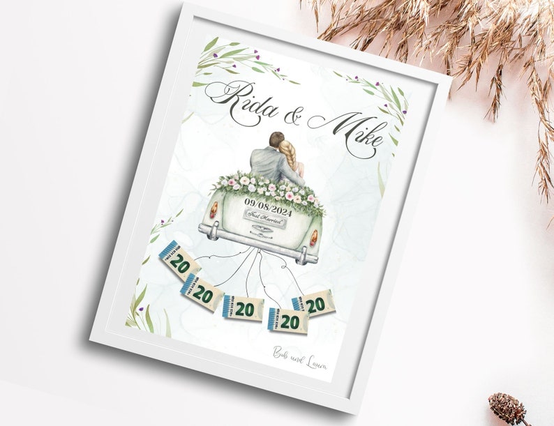 Op de afbeelding: Een aquarel-illustratie van een trouwkaart met een stel in een vintage auto. De auto is versierd met bloemen en de datum "09.08.2024" staat aan de zijkant. De namen "Rida & Mike" staan bovenaan de kaart. De kaart heeft een lichtblauwe achtergrond met groene bladeren en bloemen. Er hangen vijf blauwe geld enveloppen aan de auto met het nummer "20" erop. De tekst "Bob en Laura" staat onderaan de kaart.