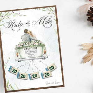 Op de afbeelding: Een aquarel-illustratie van een trouwkaart met een stel in een auto met de tekst "Rida & Mike" en "09.08.2024 Just Married" op de achterkant van de auto. De auto is versierd met bloemen en er hangt geld aan de achterkant.