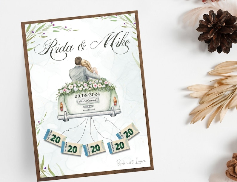 Op de afbeelding: Een aquarel-illustratie van een trouwkaart met een stel in een auto met de tekst "Rida & Mike" en "09.08.2024 Just Married" op de achterkant van de auto. De auto is versierd met bloemen en er hangt geld aan de achterkant.