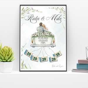 Op de afbeelding: Een aquarel-illustratie van een trouwauto met een bruid en bruidegom op de achterbank. De auto is versierd met bloemen en de datum "09.08.2024" staat op de achterkant. De woorden "Just Married" staan ook op de auto. De auto is omringd door groene bladeren en bloemen. De woorden "Rida & Mike" staan bovenaan de afbeelding. De woorden "Bob en Laura" staan onderaan de afbeelding.