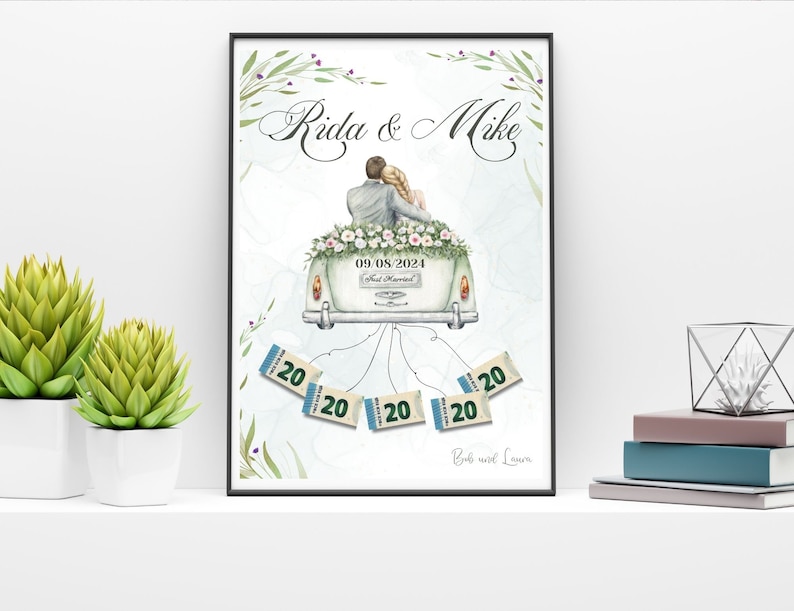 Op de afbeelding: Een aquarel-illustratie van een trouwauto met een bruid en bruidegom op de achterbank. De auto is versierd met bloemen en de datum "09.08.2024" staat op de achterkant. De woorden "Just Married" staan ook op de auto. De auto is omringd door groene bladeren en bloemen. De woorden "Rida & Mike" staan bovenaan de afbeelding. De woorden "Bob en Laura" staan onderaan de afbeelding.