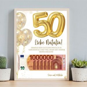 K&ouml;nnte beinhalten: Eine wei&szlig;e Karte mit einer goldenen Zahl 50 Ballon, goldenen Konfetti und dem Text "Liebe Natalia!"  "HERZLICHEN GL&Uuml;CKWUNSCH ZUM GEBURTSTAG UND VIEL SPASS MIT DEINER ERTEN MILLION!"  "1000000"  "EURO"  "10 &Epsilon;&Upsilon;&Rho;&Omega;"  "Sara und Withda"