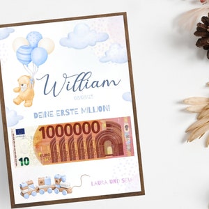 Op de afbeelding: Een blauwe en witte ge&iuml;llustreerde kaart met een teddybeer die ballonnen vasthoudt. De kaart zegt "William 08/08/25 Deine Erste Million!" en toont een nepbiljet van 100.000 euro met het nummer 1000000 erop gedrukt. De kaart heeft ook een speelgoedtrein onderaan met de tekst "Laura und Sem".