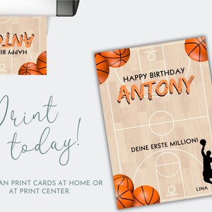 Puede incluir: Tarjeta de cumplea&ntilde;os imprimible con un dise&ntilde;o de cancha de baloncesto con una silueta de jugador de baloncesto y el texto "Happy Birthday Antony" y "Deine Erste Million!"