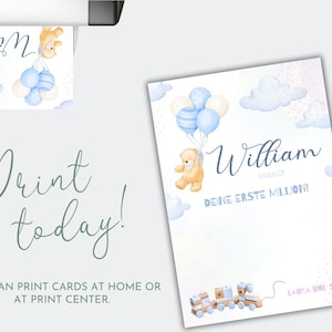 Op de afbeelding: Een printbare babyshowerkaart met een blauw-wit kleurenschema. De kaart toont een teddybeer die ballonnen vasthoudt en de tekst "William" en "Deine Erste Million!"