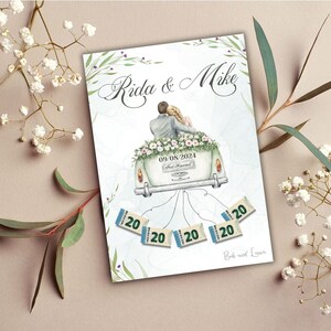 Op de afbeelding: Een huwelijksuitnodigingskaart met een aquarel-illustratie van een stel in een vintage auto met de tekst "Rida & Mike" en "09.08.2024 Just Married".