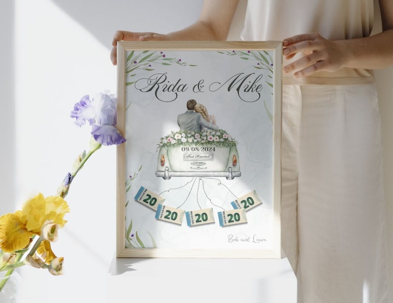 Op de afbeelding: Een aquarel-illustratie van een trouwkaart met een stel in een auto versierd met bloemen. De kaart heeft de tekst "Rida & Mike" en "09.09.2024" met de tekst "Just Married" op de auto. De kaart heeft een groen-witte kleurstelling en heeft een bloemmotief.
