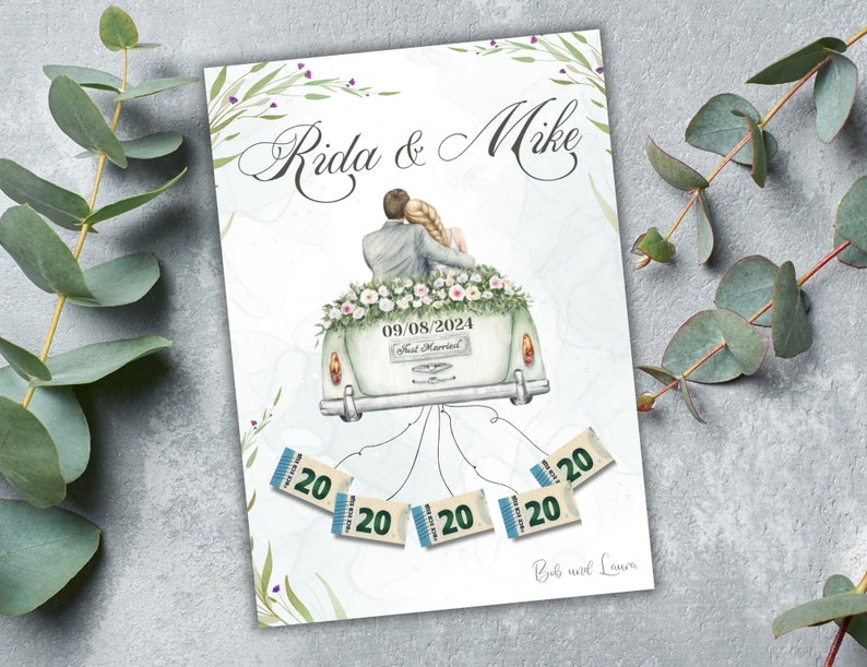 Op de afbeelding: Een trouwkaart met een aquarel-illustratie van een stel in een auto versierd met bloemen. De auto heeft een bord met de tekst "Just Married" en de datum "09/08/2024". De kaart is geadresseerd aan "Rida & Mike" en bevat de tekst "Bub & Louen".