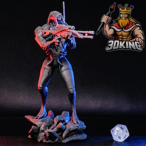 Peut inclure: Une figurine d'action humanoïde extraterrestre grise imprimée en 3D tenant un fusil. La figurine est debout sur une base rocheuse. La figurine porte un casque et a un corps long et mince. La figurine est posée dans une pose d'action dynamique.