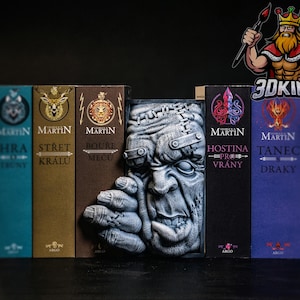 Kącik książkowy z potworem Frankensteina - spacer po książkach fantasy - dekoracja biblioteki drukowana w 3D - dekoracja półki dla fanów DnD - prezent dla geeków DnD