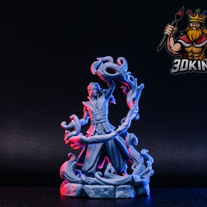 Pode incluir: Uma miniatura de um mago lançando um feitiço, impressa em 3D em cinza, com efeitos de luz azuis e vermelhos. O mago está vestindo uma túnica e segurando um cajado. A miniatura está em uma base com um design de redemoinho.