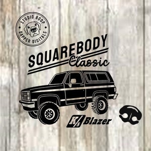 Puede incluir: Ilustración en blanco y negro de un Chevrolet K5 Blazer de carrocería cuadrada con el texto "SQUAREBODY Classic" encima. La ilustración también incluye el texto "K5 Blazer" y una cabeza de perro estilizada.