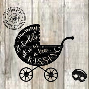 Baby SVG schattig Onsie cadeau idee mama en papa zitten in een boom zoenen svg|png Instant Download klaar om bestanden te knippen