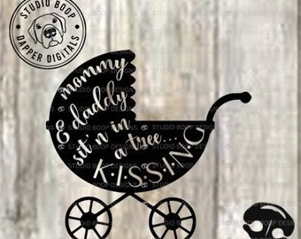 Bébé SVG mignon Onsie cadeau idée maman et papa assis dans un arbre baiser svg|png Téléchargement instantané prêt à couper des fichiers