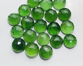 Op de afbeelding: Een verzameling van 20 gefacetteerde groene edelsteen cabochons. De cabochons zijn rond en hebben een glad, gepolijst oppervlak.