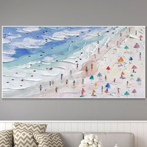 K&ouml;nnte beinhalten: Ein farbenfrohes Gem&auml;lde einer Strandszene mit Menschen und Sonnenschirmen. Das Gem&auml;lde ist in einem lockeren, impressionistischen Stil gehalten, wobei der Fokus auf der Textur von Sand und Wasser liegt.