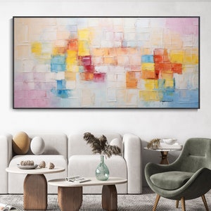 Puede incluir: Pintura abstracta con un patrón geométrico colorido en tonos de amarillo, naranja, rojo, azul y rosa. La pintura está enmarcada en negro y tiene un efecto texturizado, de pinceladas.