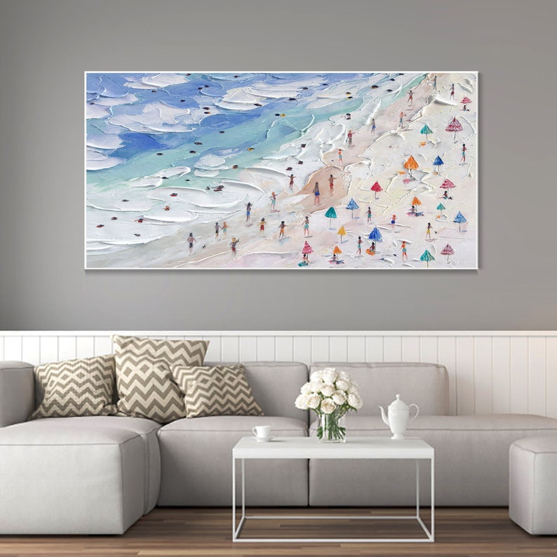 K&ouml;nnte beinhalten: Ein farbenfrohes Gem&auml;lde einer Strandszene mit Menschen und Sonnenschirmen. Das Gem&auml;lde ist in einem lockeren, impressionistischen Stil gehalten, wobei der Fokus auf der Textur von Sand und Wasser liegt.
