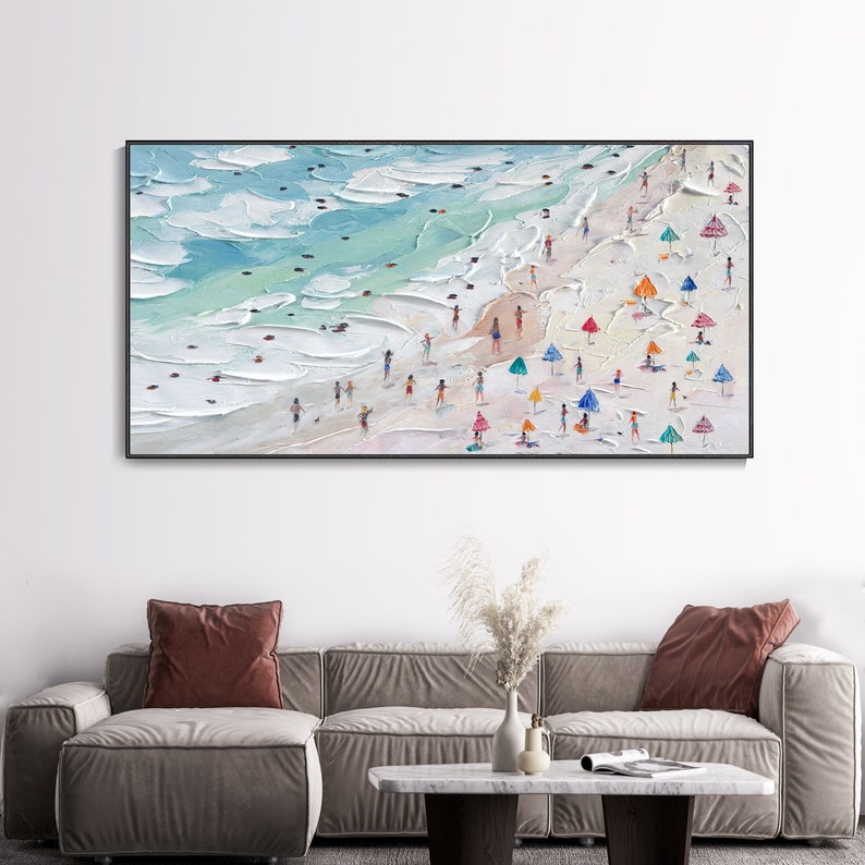 K&ouml;nnte beinhalten: Ein Gem&auml;lde, das eine Strandszene mit Menschen und bunten Sonnenschirmen zeigt. Das Gem&auml;lde ist in einem strukturierten Stil ausgef&uuml;hrt, der ihm ein dreidimensionales Aussehen verleiht.